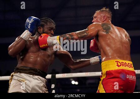 Steve Robinson (rechts) und Franklin Ignatius in Aktion während des Schwergewichtsspiels in der Vertu Motors Arena, Newcastle upon Tyne. Bilddatum: Samstag, 15. Juli 2023. Stockfoto