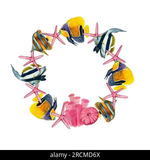 Runder Rahmen aus tropischen Fischen und Sternen, Korallen und rosa Seeigel auf weißem Hintergrund. Alle Elemente werden von Hand in Aquarell gezeichnet Stockfoto