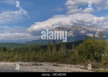 Blick auf den Berg Pena Montanesa mit trockenem Flussbett rio Cinca in Ainsa, Aragon, Huesca, Spanien Stockfoto