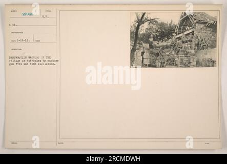 Das Bild zeigt die Folgen von Maschinengewehrfeuer und Bombenexplosionen im Dorf Autreches während des Ersten Weltkriegs. Die durch diese Angriffe verursachten Zerstörungen sind deutlich sichtbar, wobei Gebäude schwer beschädigt oder vollständig zerstört werden. Das Foto wurde von Fotograf 59965 aufgenommen und am 5-12-19 erhalten. Beschreibung von Symbol E. U. Stockfoto