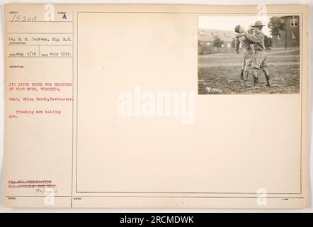 Soldaten in Fort Myer, Virginia, nehmen an einer Jiu-Jitsu-Übung Teil, die im Juli 1918 von Captain Allen Smith geleitet wurde. Das Foto, aufgenommen von LT. E. N. Jackson vom Signalkorps, zeigt einen Soldaten, der den Arm eines anderen Soldaten mit einer Waffe bricht. Dieses Bild ist nicht zur Veröffentlichung bestimmt und nur für den offiziellen Gebrauch bestimmt. Stockfoto