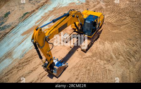 Luftaufnahme eines Universalbaggers, der vor Ort arbeitet Stockfoto
