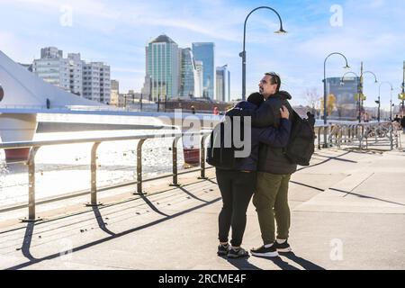 LGBT-Paar, das sich im Freien umarmt. Reisende. Speicherplatz kopieren Stockfoto