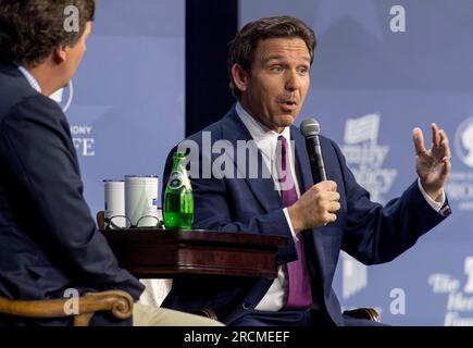 Des Moines, Iowa, USA. 14. Juli 2023. TUCKER CARLSON führt während des Family Leadership Summit 2023 im Community Choice Credit Union Convention Center ein Gespräch mit dem Gouverneur von Florida, RON DESANTIS. Der jährliche Gipfel bringt prominente nationale Führer aus verschiedenen Bereichen in den Mittleren Westen, um Christen zu ermutigen, sich an einer christlich orientierten kulturellen Transformation zu beteiligen. (Kreditbild: © Brian Cahn/ZUMA Press Wire) NUR REDAKTIONELLE VERWENDUNG! Nicht für den kommerziellen GEBRAUCH! Stockfoto