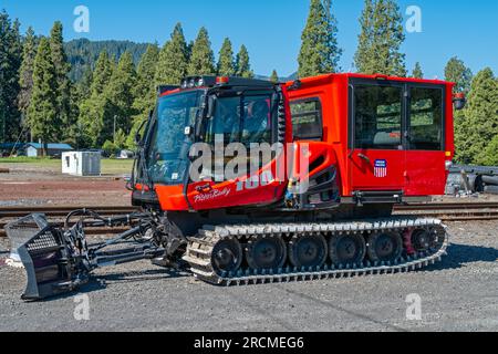 Ein Schneefräse von Pisten Bully parkte auf dem Bahnhofshof der Union Pacific in Oakridge, Oregon, USA Stockfoto