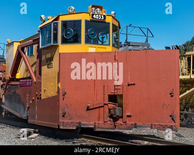 Die Vorderseite des Union Pacific Jordan Spreader SPWM4033 befindet sich auf dem Bahnhofsgelände in Oakridge, Oregon, USA Stockfoto