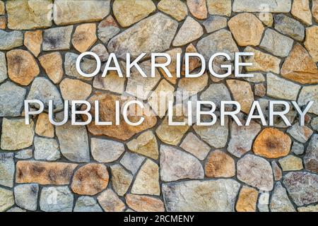 Schriftzug für die Public Library an der äußeren Steinmauer in Oakridge, Oregon, USA Stockfoto