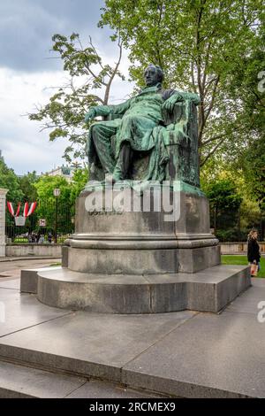 Wien, UM - 9. Juni 2023 Blick auf das Bronzemahnmal des sitzenden Goethe. Gelegen an der Goethegasse und geschaffen von Edmund Hellmer, enthüllt 1900. Stockfoto