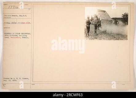 Mitglieder der 101. Engineers, 26. Division, sind auf diesem Foto zu sehen, wie sie eine Straße in Raulecourt, Frankreich, bauen. Auf dem Foto mit der Nummer 17716 ist LT. E.H. Cooper vom Signal Reserve Corps. Das Bild wurde am 27. August 1918 aufgenommen und von der A.E.F. autorisiert Zensor am 13. August 1918. Stockfoto