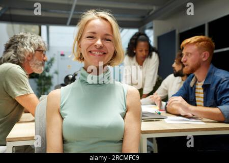 Porträt einer bürofröhlichen, nordischen, reifen Frau, die in die Kamera schaut. Befähigte weibliche Anführerin Stockfoto