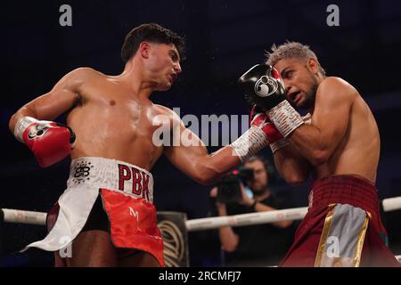 Gabriel Corzo (rechts) und Josh Kelly in Aktion während des WBO International Super Welterweight Championship-Spiels in der Vertu Motors Arena, Newcastle upon Tyne. Bilddatum: Samstag, 15. Juli 2023. Stockfoto