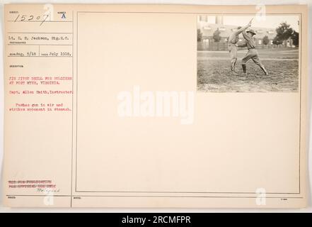 Soldaten, die im Juli 1918 an einer Jiu-Jitsu-Übung in Fort Myer, Virginia, teilnahmen. Captain Allen Smith, der als Ausbilder dient, wird dabei gesehen, wie er eine Waffe in die Luft drückt und einen Gegner in den Bauch schlägt. Foto von Lieutenant E. N. Jackson, Signal Reserve Corps. Stockfoto