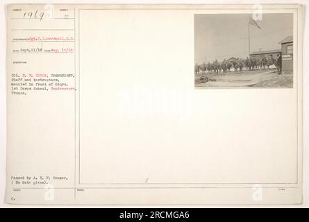 Oberst C.W. Exton, der Kommandant, wird hier mit seinem Personal und seinen Ausbildern vor den Hdqrs gesehen. 1. Corps-Schule in Gondrecourt, Frankreich. Dieses Foto wurde am 15. August 1918 von Sergeant J.J. aufgenommen Marshall vom Signalkorps. Es wurde von der A.E.F. genehmigt Zensor und mit der Referenznummer 19690 ausgestellt. Stockfoto