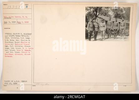 CPL. Allen Hanson vom Signalkorps machte dieses Foto von General Charles R. Boardman und seinen Mitarbeitern, die Teil der 64. Brigade, 32. Division der US-Armee waren. Ebenfalls anwesend waren Major Charles A. Green, Leutnant Emmanuel Rigaud von der 9. Infanterieabteilung der französischen Armee, 1. Lieut. A. J. Lytle, 1. Lieut. Otto G. Zemann und 1. Herr. Robert G. Boardman. Das Foto wurde am 1. August 1918 in Altenach (Elsass) aufgenommen und am 23. Juli 1918 vom A.E.F.-Zensor freigegeben. (50 Wörter) Stockfoto