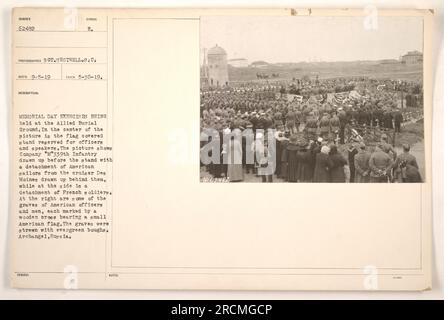 Die Memorial Day-Übungen werden auf dem alliierten Grabplatz in Erzengel, Russland, durchgeführt. Das Bild zeigt einen mit einer Flagge überzogenen Ständer für Offiziere und Redner, vor dem die Kompanie M 339. Infanterie steht. Auch amerikanische Matrosen vom Kreuzer des Moines und französische Soldaten sind anwesend. Die Gräber amerikanischer Offiziere und Männer, gekennzeichnet durch hölzerne Kreuze mit amerikanischen Flaggen, sind mit immergrünen Brüsten geschmückt." Stockfoto