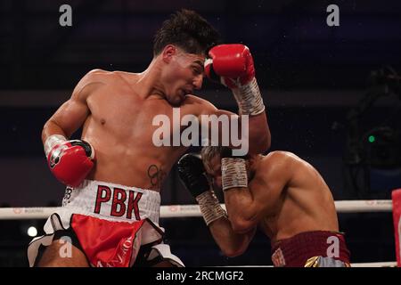 Gabriel Corzo (rechts) und Josh Kelly in Aktion während des WBO International Super Welterweight Championship-Spiels in der Vertu Motors Arena, Newcastle upon Tyne. Bilddatum: Samstag, 15. Juli 2023. Stockfoto