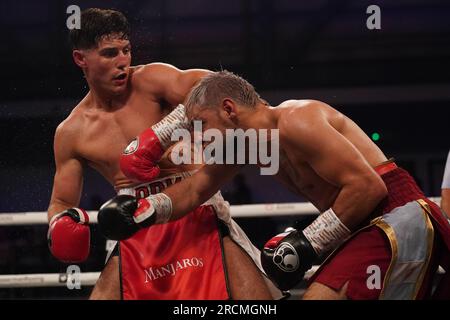 Gabriel Corzo (rechts) und Josh Kelly in Aktion während des WBO International Super Welterweight Championship-Spiels in der Vertu Motors Arena, Newcastle upon Tyne. Bilddatum: Samstag, 15. Juli 2023. Stockfoto