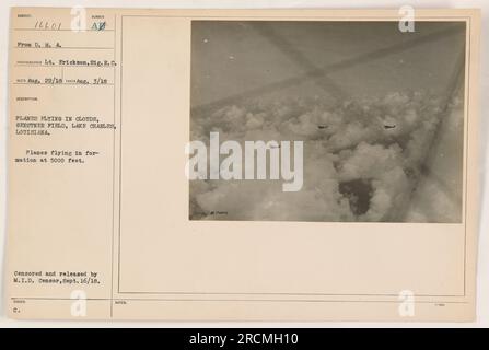 Flugzeuge fliegen in Formation auf 5000 Fuß, gefangen in Gerstner Field in Lake Charles, Louisiana. Dieses Foto wurde am 3. August 1918 von Lieutenant Frickson vom Signalkorps aufgenommen. Es wurde zensiert und am 16. September 1918 vom M.I.D.-Zensor veröffentlicht. Stockfoto