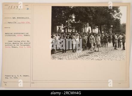 Die Menge geht nach einem amerikanischen Unabhängigkeitstag in Tours, Frankreich. Auf dem Foto, das am 4. Juli 1918 aufgenommen wurde, sind zwei verwundete Soldaten im Vordergrund zu sehen. Dieses Bild ist Teil der Sammlung amerikanischer Militäraktionen während des Ersten Weltkriegs Es wurde von Sergeant Moscioni, S.C. aufgenommen und hat die Nummer 18377. Die Beschreibung wurde am 17. August 1918 von A. E. P. Censor überprüft. Stockfoto