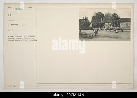 Ein Band-Konzert auf dem öffentlichen Platz in Pancy, Frankreich, gespielt von Männern der deutschen Armee im Ersten Weltkrieg. Das Foto wurde am 12. Mai 1919 aufgenommen und stammt aus der Sammlung des Sumber G-2-Fotografen. Das Bild trägt die Bezeichnung 65988 und ist mit dem Symbol E R gekennzeichnet Stockfoto