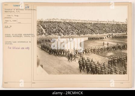 Soldaten und Zivilisten kamen zusammen, um den Freiheitskredit an der School of Military Aeronautics in Cornell University, Ithaca, zu feiern. Die Feier fand im Stadion statt, und an der Veranstaltung nahm John P. Troy Teil, der Direktor der Militärluftfahrt in Washington, D.C. Dieses Foto wurde am 5. Juni 1918 aufgenommen. Stockfoto