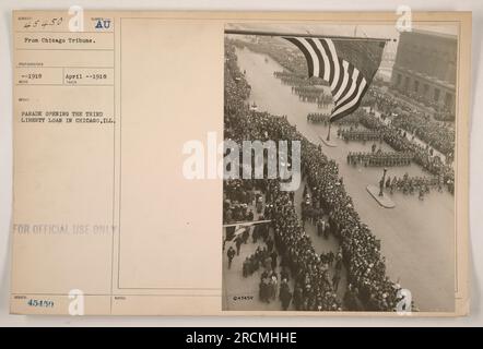 Eine Parade eröffnet im April 1918 die dritte Liberty Loan-Kampagne in Chicago, Illinois. Dieses Foto, das von dem Fotografen der Chicago Tribune aufgenommen wurde, stellt das Ereignis nur für offizielle Zwecke dar. Das Foto ist als Subjekt Nummer 45450 gekennzeichnet und war Teil der amerikanischen Militäraktivitäten während des Ersten Weltkriegs. Stockfoto