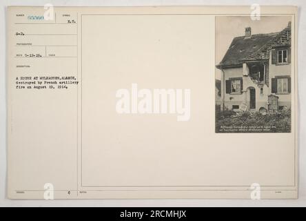 Ein Foto mit einem zerstörten Haus in Mulhausen, Elsass, verursacht durch einen französischen Artilleriefeuer am 19. August 1914. Das Haus wurde auf dem Bild mit der Nummer 65560 aufgenommen. Der Fotograf erhielt das Foto am 12. Mai 1919. Das ausgegebene Beschreibungssymbol war „EU“ In den Aufzeichnungen steht, dass die Häuser in Mulhausen-Dornach von französischen Artillerien zerstört wurden. Stockfoto