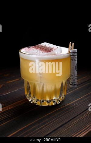 Whiskey-Cocktail in einem Whiskey-Glas mit Eis und Dekorationen auf dunklem Holzhintergrund Stockfoto