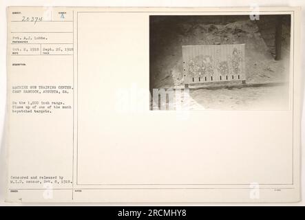 Pvt. A.J. Lubbe in einem Maschinengewehrtrainingscenter in Camp Hancock, Augusta, GA. Das Foto wurde am 26. September 1918 aufgenommen und zeigt eine Nahaufnahme eines schwer geflickten Ziels im 1.000-Zoll-Bereich. Das Bild wurde zensiert und am 8. Oktober 1918 vom M.I.D.-Zensor veröffentlicht. Stockfoto