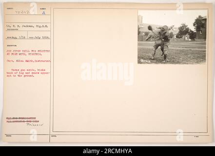 Soldaten, die im Juli 1918 an einer Jiu-Jitsu-Übung in Fort Myer, Virginia, teilnahmen. Captain Allen Smith wird dabei gesehen, wie er die Soldaten unterweist, Techniken demonstriert, wie Waffen beiseite geworfen und Treffer in den Hinterbein ausgeführt werden, was dazu führt, dass der Gegner auf den Boden geschickt wird. Stockfoto