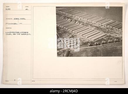 Q.M. Lagerhäuser auf Governors Island, New York Harbor, N.Y. Dieses Foto mit der Nummer 61757 wurde am 10. März 1921 von einem Fotografen des Signalkorps aufgenommen. Die Abbildung zeigt das Symbol AU, das wahrscheinlich darauf hinweist, dass es an die Q.M.-Lager ausgegeben wurde. Diese Informationen wurden im Juni 1957 zur Kenntnis genommen. Stockfoto