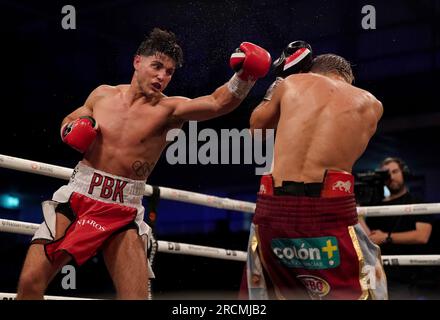 Gabriel Corzo (rechts) und Josh Kelly in Aktion während des WBO International Super Welterweight Championship-Spiels in der Vertu Motors Arena, Newcastle upon Tyne. Bilddatum: Samstag, 15. Juli 2023. Stockfoto