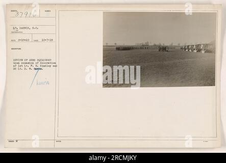 Das Bild zeigt eine Reihe von Rezensionen über die Aero-Geschwader im Ersten Weltkrieg. Das Foto wurde am 7. Dezember 1918 von Lieutenant Darwin Reed vom 111. Signal Corps Regiment aufgenommen. Es zeigt die Dekorationszeremonie für 1. Lieutenant P.E. Kindley und 2. Lieutenant D.W. Davis, mit Lewis-Gewehren im Hintergrund. Diese Informationen sind in den offiziellen Aufzeichnungen unter der Referenznummer 111-SC-37916 vermerkt. Stockfoto