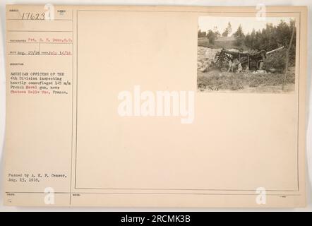 Amerikanische Offiziere der 4. Division inspizieren eine stark getarnte 145 m/m Pistole in der Nähe von Chateau Belle Vue, Frankreich. Das Foto wurde am 14. Juli 1918 von Pvt. C. E. Dunn, S. C. aufgenommen und am 13. August 1918 vom A. E. F. Censor genehmigt. Das Bild hat die Nummer 111-SC-17623 und trägt den Hinweis „77633“. Stockfoto