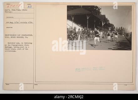 Im Rahmen der Unabhängigkeitstag-Feier im Jahr 1918, State College, PA, nahmen Männer an einer Leichtathletik Teil, die am Pennsylvania State College ausgebildet wurden. Das Foto wurde am 4. Juli 1918 aufgenommen und offiziell als Subjekt 67012 ausschließlich für den professionellen Gebrauch ausgestellt. Die Nummer des Fotografen ist AU SECO Aug. 1/18. Stockfoto