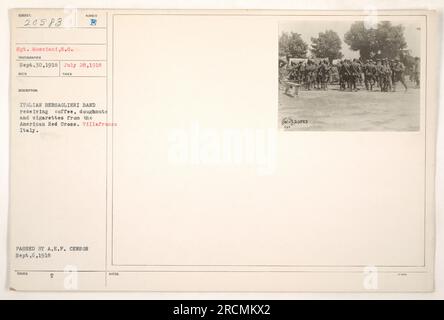 Mitglieder der italienischen Bersaglieri-Band, die während des Ersten Weltkriegs Kaffee, Donuts und Zigaretten vom amerikanischen Roten Kreuz in Villafranca (Italien) erhielten Dieses Foto wurde am 28. Juli 1918 aufgenommen und am 30. September 1918 erhalten. Es wurde am 6. September 1918 vom A.E.F.-Zensor verabschiedet. In den Notizen wird es als Foto Nummer 20983 identifiziert. Stockfoto