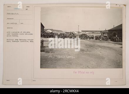 Automechaniker des Students Army Training Corps reparieren Motorwagen in der National Army Training Unit, Tuskegee Institute, Alabama. Foto aufgenommen von Fotograf 58841, am 4-27-19. Ausgestellte Beschreibungsnummer: AU. Hinweise: N.R. Ausbildungsabteilung, Tuskegee-Institut, Alabama. Nur zur amtlichen Verwendung." Stockfoto