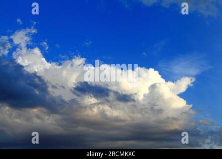 Weiß, grau, schwarze Wolke, Wolken, blauer Himmel, Himmel, Wetter, Meteorologie Stockfoto