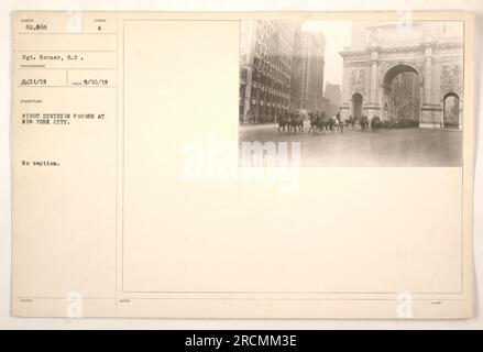 Soldaten aus der First Division parieren durch die Straßen von New York City. Dieses Foto wurde am 11. August 1919 von Sergeant Bonner aufgenommen. Das Bild zeigt eine Prozession von Militärpersonal und Ausrüstung, die die Präsenz der ersten Division in der Stadt symbolisiert. Dieses Foto wurde ursprünglich ohne Bildunterschrift herausgegeben. Stockfoto