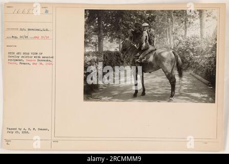 Bildunterschrift: 'Kavallerie-Soldat mit montierter Ausrüstung von der Seite und von hinten gesehen in Rennes Barracks in Tours, Frankreich, am 30. Mai 1918. Ein Foto von Sergeant Moscioni, S.C. Bild von A.E.F. bestätigt Zensor am 29. Juli 1918." Stockfoto