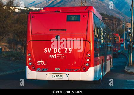 Santiago, Chile - Mai 02 2023: Öffentlicher Nahverkehr Transantiago oder Red Metropolitana de Movilidad, Bus auf der Route D01 Stockfoto