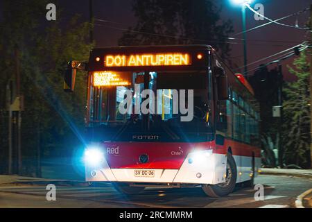 Santiago, Chile - Mai 02 2023: Öffentlicher Nahverkehr Transantiago oder Red Metropolitana de Movilidad, Bus auf der Route D01 Stockfoto