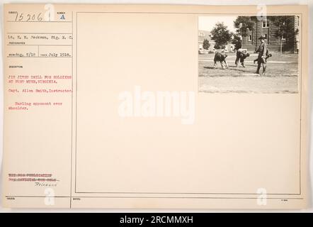 Soldaten, die im Juli 1918 an einer Jiu-Jitsu-Übung in Fort Myer, Virginia, teilnahmen. Die Übung wurde von Captain Allen Smith geleitet, der als Ausbilder fungierte. Das Foto zeigt LT. E. N. Jackson, wie er einen Gegner über die Schulter wirft. Dieses Bild ist nicht zur Veröffentlichung bestimmt und nur für den offiziellen Gebrauch bestimmt. Stockfoto