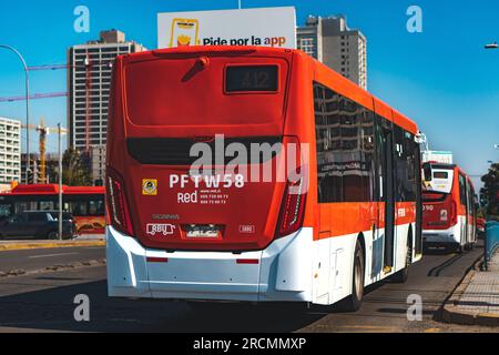 Santiago, Chile - Mai 02 2023: Öffentlicher Nahverkehr Transantiago oder Red Metropolitana de Movilidad, Bus auf der Route 412 Stockfoto