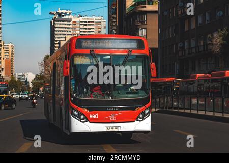 Santiago, Chile - Mai 02 2023: Öffentlicher Nahverkehr Transantiago oder Red Metropolitana de Movilidad, Bus auf der Route B02 Stockfoto