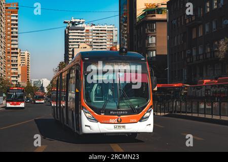 Santiago, Chile - Mai 02 2023: Öffentlicher Nahverkehr Transantiago oder Red Metropolitana de Movilidad, Bus auf der Route 208 Stockfoto