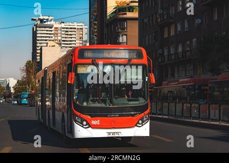 Santiago, Chile - Mai 02 2023: Öffentlicher Nahverkehr Transantiago oder Red Metropolitana de Movilidad, Bus auf der Route 116 Stockfoto