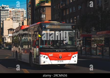 Santiago, Chile - Mai 02 2023: Öffentlicher Nahverkehr Transantiago oder Red Metropolitana de Movilidad, Bus auf der Route 206 Stockfoto