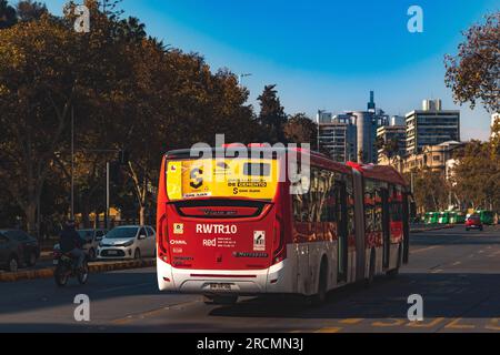 Santiago, Chile - Mai 02 2023: Öffentlicher Nahverkehr Transantiago oder Red Metropolitana de Movilidad, Bus auf der Route 209 Stockfoto