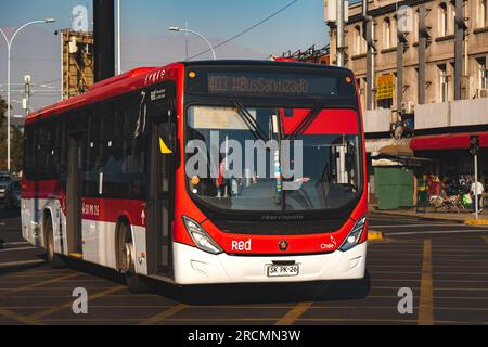 Santiago, Chile - Mai 02 2023: Öffentlicher Nahverkehr Transantiago oder Red Metropolitana de Movilidad, Bus auf der Route 403 Stockfoto